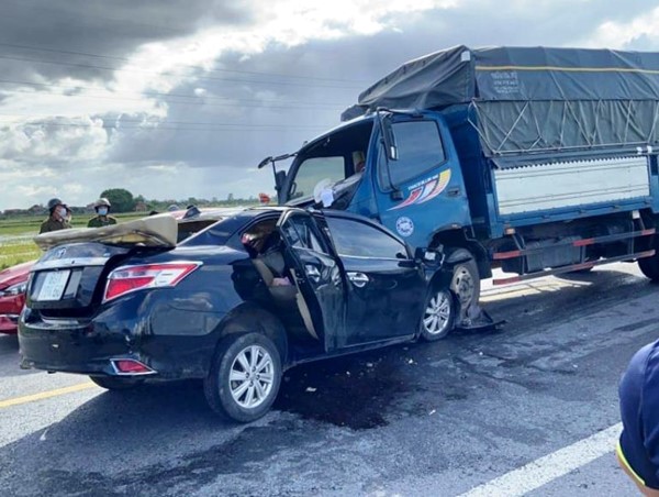 Xe tải đấu đầu xe con, 3 người tử vong tại chỗ