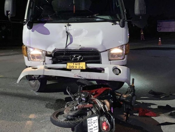 Tai nạn giao thông mới nhất hôm nay (14/6): Nam tài xế Grabbike tử vong thương tâm dưới bánh xe đầu kéo