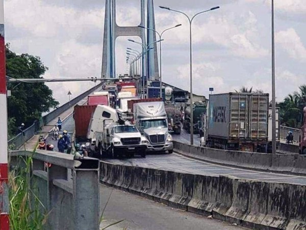 Tai nạn giao thông mới nhất hôm nay (15/6): Container húc bay xe thang bảo trì camera trên dốc cầu Phú Mỹ