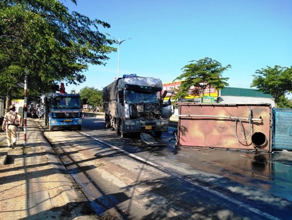 Xe tải đâm xe tưới nước công viên, tài xế kẹt cứng trong ca bin biến dạng