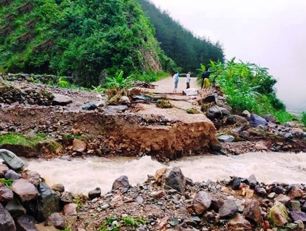 Mưa lũ dồn dập, đường sạt lở, giao thông tại Sơn La bị chia cắt