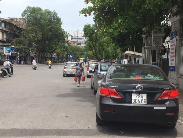 Taxi, xe công nghệ “bao vây” cổng bệnh viện ở Hà Nội