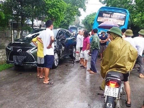 Tai nạn giao thông mới nhất hôm nay (24/6): Xế hộp Lexus lấn làn xe khách bị đâm nát sườn