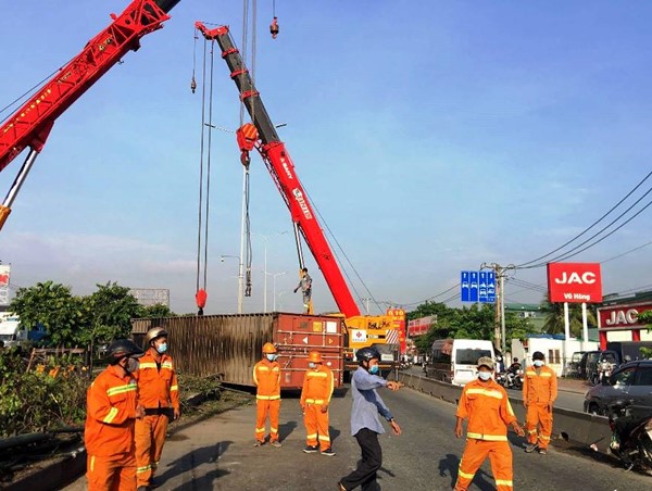 Container gây tai nạn liên hoàn, Quốc lộ 1 tắc nghẽn ngộp thở
