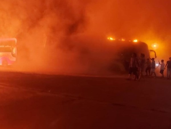 Tai nạn giao thông mới nhất hôm nay: Xe khách, xe tải chở hàng “rủ nhau” bốc cháy trong đêm