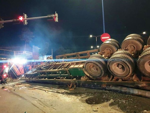 Đang đi xe máy bị xe đầu kéo chở đầy trụ điện đè chết giữa đường