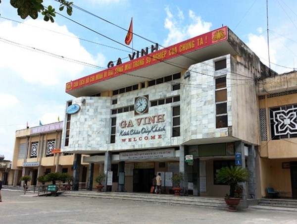 Tàu đón khách trở lại ở ga Vinh