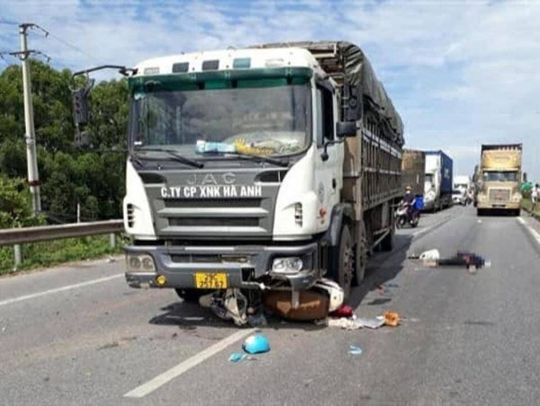 Tai nạn giao thông mới nhất hôm nay (3/7): Bị xe tải cuốn vào gầm trên cao tốc, 2 người đi xe máy thương vong