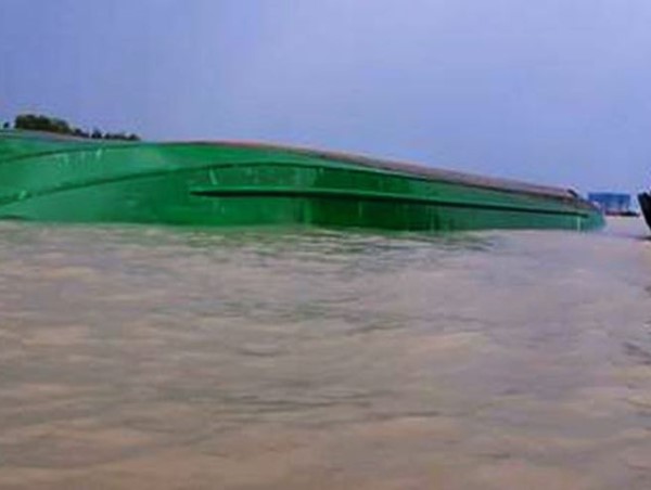 Sà lan chở 400 tấn đá bị lật trên sông Đồng Nai