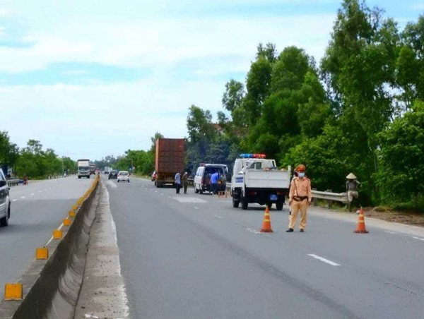 Tai nạn giao thông mới nhất hôm nay (8/7): Xe tải mất lái khi đổ đèo, phụ xe văng ra ngoài bị cán tử vong