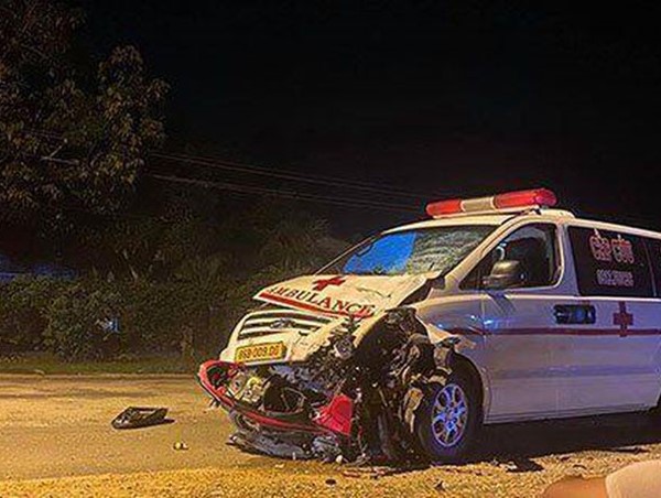 Tai nạn giao thông mới nhất hôm nay 11/7: Xe máy đâm trực diện xe cứu thương, nam thanh niên tử vong thương tâm