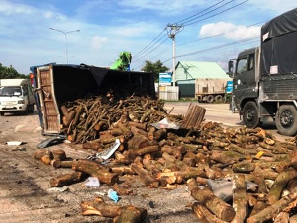 Tai nạn giao thông mới nhất hôm nay (17/7): Xe đầu kéo nát đầu sau cú tông lật xe tải đang dừng đèn đỏ