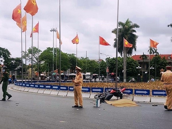 Tai nạn giao thông mới nhất hôm nay (18/7): Thiếu nữ tử vong thương tâm dưới bánh xe container