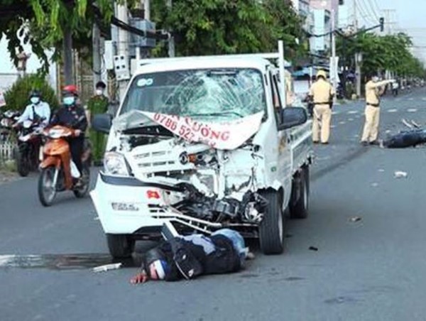 Tai nạn giao thông mới nhất hôm nay (21/7): Hai thanh niên nghi trộm chó, tông trực diện xe tải khi bỏ chạy