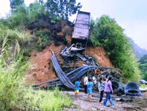 Tai nạn giao thông mới nhất hôm nay (22/7): Xe đầu kéo bốc cháy trên đèo Khau Múc, lái xe tử vong thương tâm