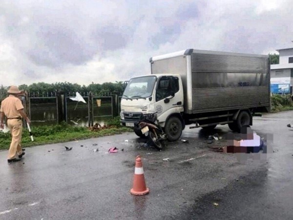 Tai nạn giao thông mới nhất hôm nay (24/7): Người phụ nữ đang đi bộ trên đường thì bị xe máy đâm tử vong 