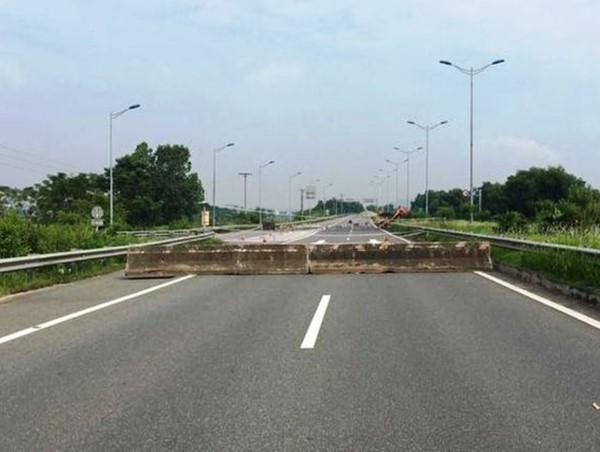 Xuất hiện hàng rào bê tông trên cao tốc Nội Bài – Lào Cai