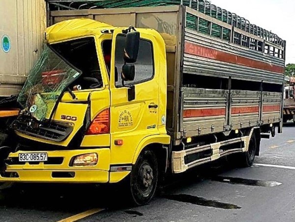 Tai nạn giao thông mới nhất hôm nay (26/7): Xe tải húc đuôi xe đầu kéo đang dừng khai báo y tế, phụ xe tử vong tại chỗ