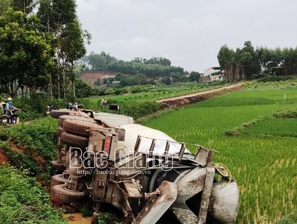 Xe bê tông Việt Nhật “trượt chân” rồi “đằm mình” dưới ruộng lúa