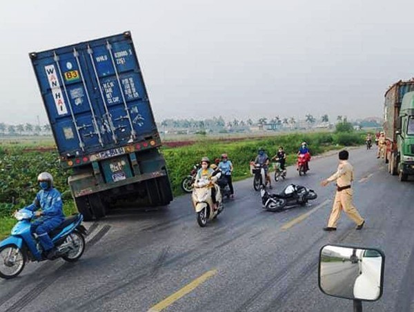 Tai nạn giao thông mới nhất hôm nay (5/8): Container lao xuống mương nước sau va chạm với xe máy, 1 người bị thương
