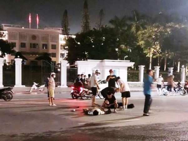 Tai nạn giao thông mới nhất hôm nay (7/8): Truy tìm tài xế ô tô bỏ chạy sau tai nạn làm hai người đi xe máy bị thương