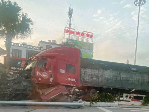 Tai nạn giao thông mới nhất hôm nay (10/8): Xe đầu kéo trèo lên dải phân cách, san phẳng  hàng loạt cột điện, cây xanh