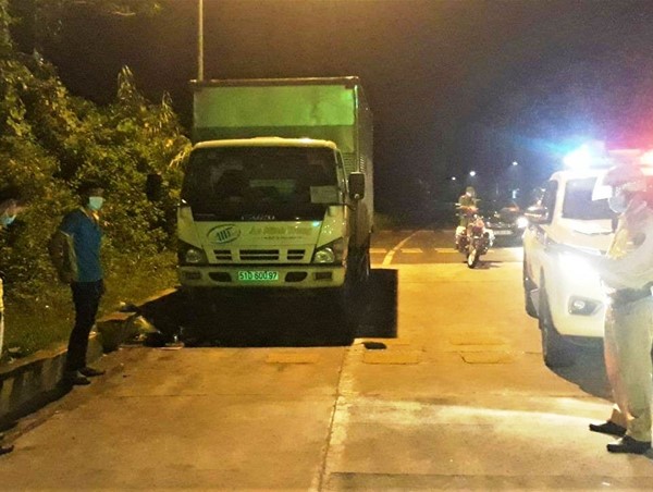 Đang đi giao hàng, tài xế xe “luồng xanh” dừng ở trạm trạm BOT để nhậu