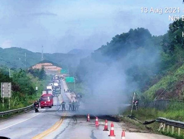 Tai nạn giao thông mới nhất hôm nay (13/8): Xe đầu kéo bốc cháy dữ dội trên cao tốc Nội Bài – Lào Cai, cạnh đó là một thi thể chết cháy
