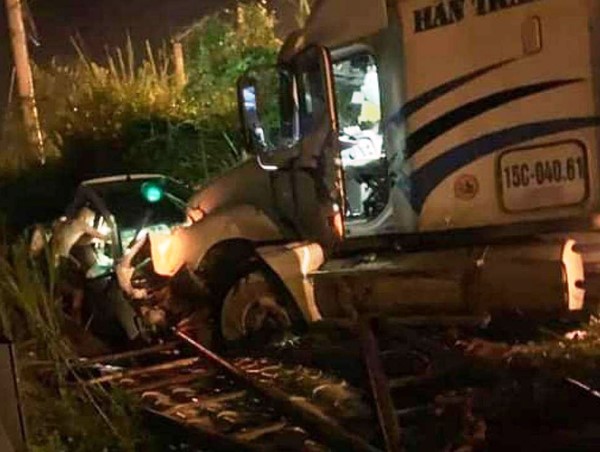 Tai nạn giao thông mới nhất hôm nay (14/8): Container đâm bẹp dúm ô tô con, tài xế kẹt cứng trong cabin