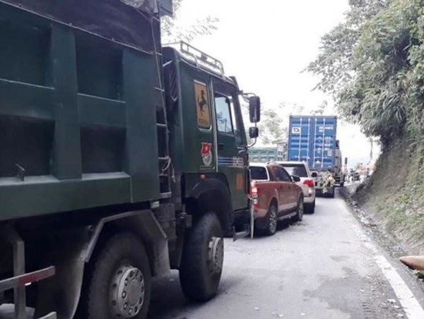 Tai nạn giao thông mới nhất hôm nay (15/8): Xe đầu kéo mất lái bị lật khiến QL70 ách tắc nhiều giờ