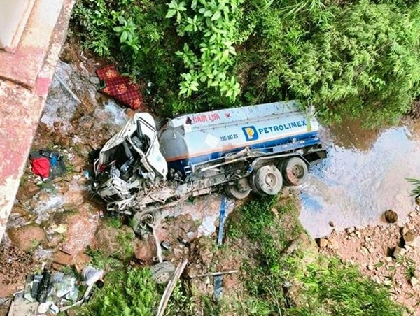 Tai nạn giao thông mới nhất hôm nay (17/8): Ô tô qua đập tràn bị nước cuốn trôi khiến một người tử vong thương tâm