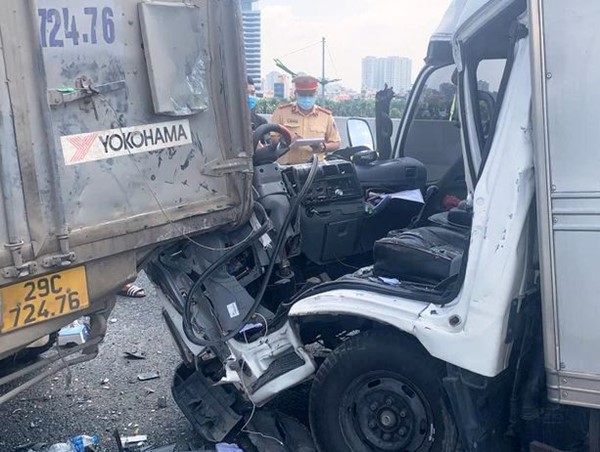 Tai nạn giao thông mới nhất hôm nay (21/9): Hai ô tô va chạm kinh hoàng, cứu hộ phải cắt ca bin để cứu tài xế ra ngoài