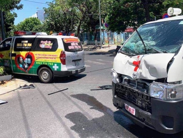 Tai nạn giao thông mới nhất hôm nay 25/8: Hai xe cấp cứu đâm nhau tại Đà Nẵng khiến một người tử vong