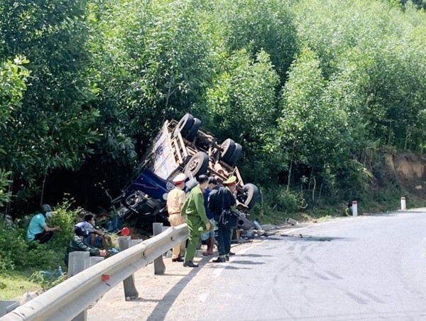 Tai nạn giao thông mới nhất hôm nay (27/8): Xe tải đâm vào ta luy rồi lật ngửa trên đường Hồ Chí Minh khiến 3 người nhập viện