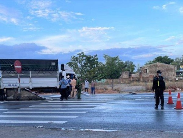 Tai nạn giao thông mới nhất hôm nay 29/8: Xe tải tông dải phân cách ở Quảng Nam, 2 người tử vong