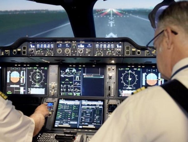 Phi công duy trì kỹ năng bay trong mùa dịch bằng cách nào?