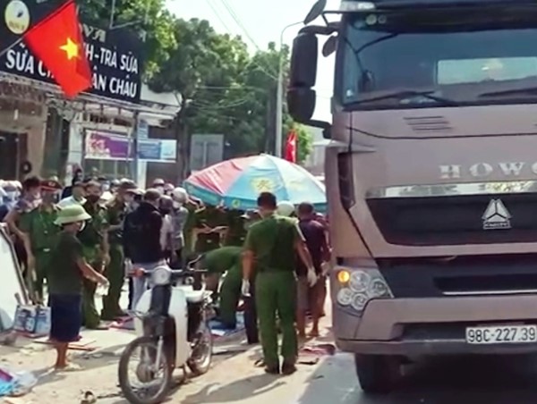 Tai nạn giao thông mới nhất hôm nay (13/9): Hai xe máy va chạm trên Quốc lộ 5, nữ tài xế bị cuốn vào gầm xe tải tử vong