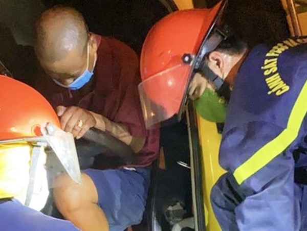Tai nạn giao thông mới nhất hôm nay (14/9): Cảnh sát phá ca bin bẹp dúm cứu tài xế và phụ xe bị mắc kẹt ra ngoài