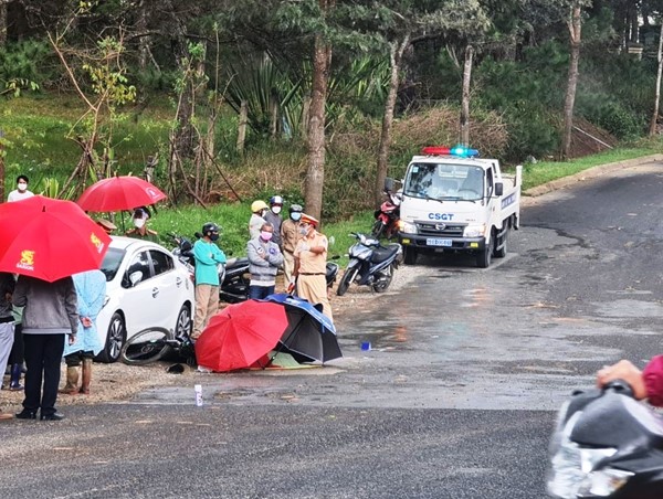 Tai nạn giao thông mới nhất hôm nay (18/9): Xe tải đâm rồi lật đè lên xe đạp khiến bé trái 12 tuổi tử vong thương tâm