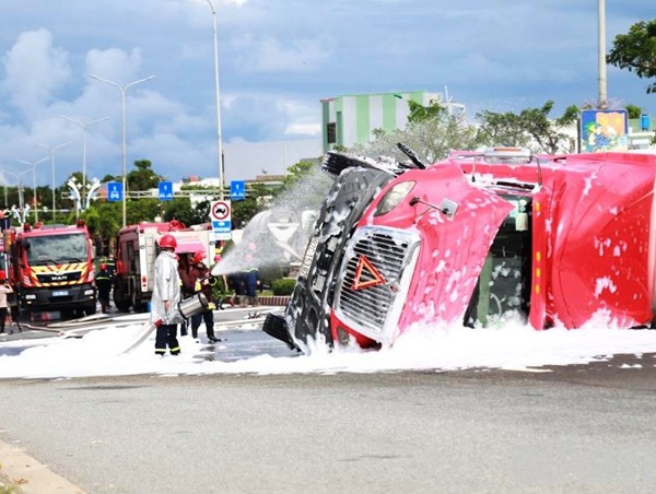 Tai nạn giao thông mới nhất hôm nay (20/9): Lùi xe tải vào nhà thiếu quan sát, nam tài xế cán tử vong con trai