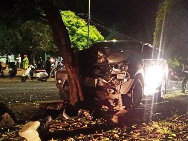 Tai nạn giao thông mới nhất hôm nay (27/9): Đang dừng nghỉ ven đường, tài xế ô tô con bị xe bán tải đâm nguy kịch