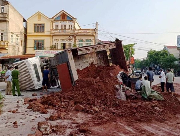 Tai nạn giao thông mới nhất hôm nay (28/9): Xe tải chở đất lật đè trúng “xế hộp”, một tài xế tử vong thương tâm