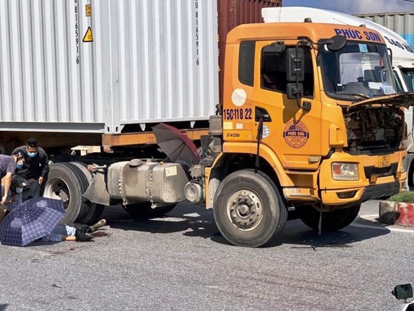 Tai nạn giao thông mới nhất hôm nay (30/9): Xe máy va chạm container, 1 người chết, 1 người nguy kịch