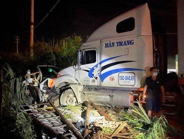 Tai nạn giao thông mới nhất hôm nay (1/10): Khởi tố, bắt giam tài xế container tông bẹp rúm xe Hyundai Tucson