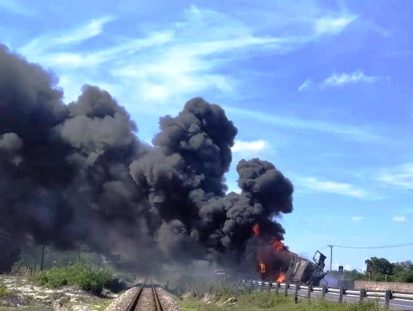 Tai nạn giao thông mới nhất hôm nay (3/10): Xe tải bốc cháy dữ dội trên đường, tài xế đạp cửa thoát thân