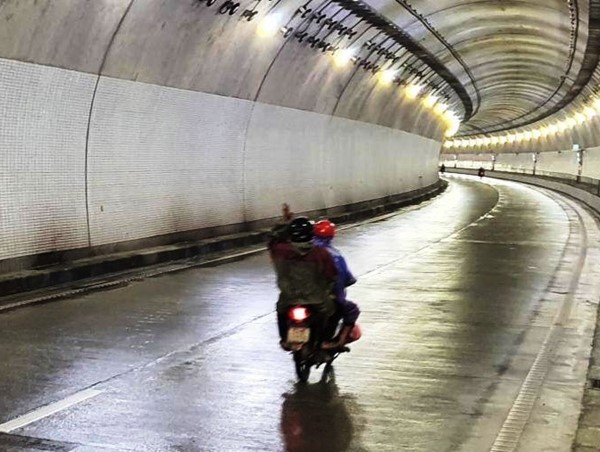 Mở hầm Hải Vân để người dân đi xe máy từ miền Nam về quê