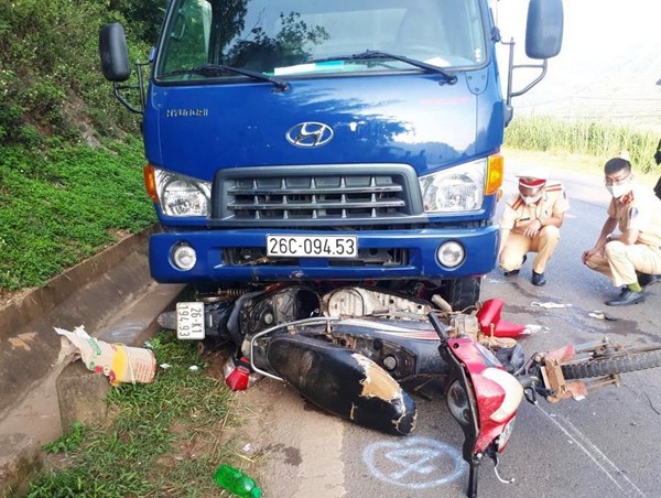 Tai nạn giao thông mới nhất hôm nay (8/10): Va chạm với xe tải, nam tài xế xe máy tử vong tại chỗ