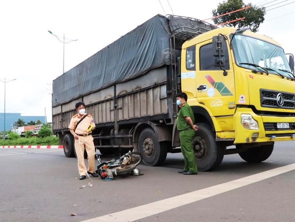 Tai nạn giao thông mới nhất hôm nay (13/10): Xe máy va chạm xe tải, nam tài xế tử vong thương tâm