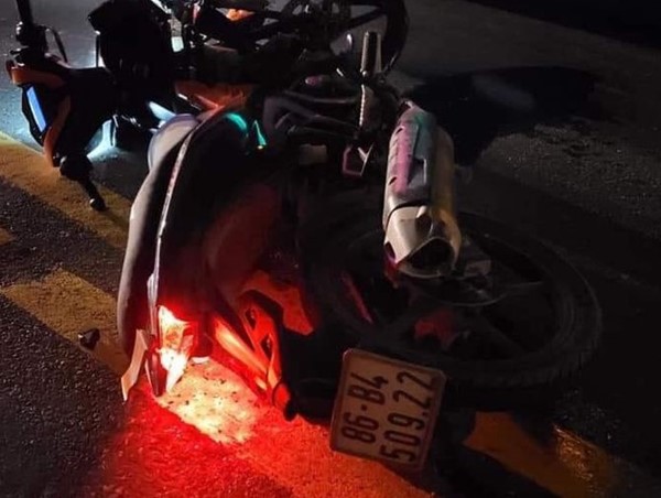 Tai nạn giao thông mới nhất hôm nay (14/10): Xe container nát đầu sau va chạm ô tô tải, tài xế may mắn thoát nạn