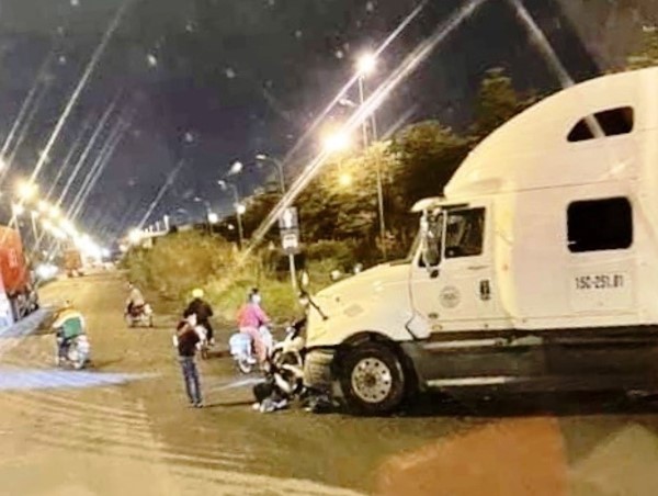 Tai nạn giao thông mới nhất hôm nay (16/10): Nam tài xế xe máy tử vong thương tâm dưới bánh xe container
